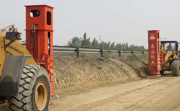 液壓夯實機(jī)高速公路施工中